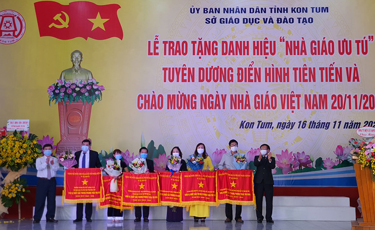 Kon Tum tổ chức trao tặng danh hiệu “Nhà giáo Ưu tú” -0