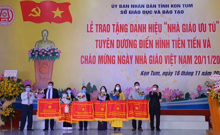 Kon Tum tổ chức trao tặng danh hiệu “Nhà giáo Ưu tú” -0