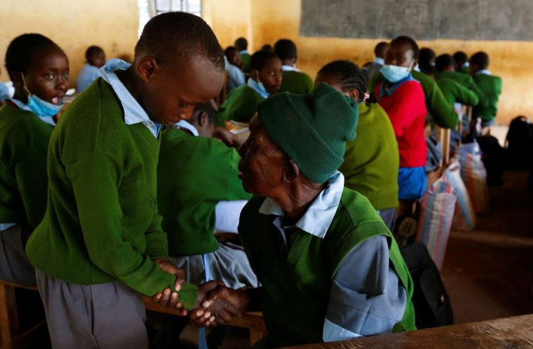 Trở lại trường ở tuổi 98, cụ bà Kenya nêu gương sáng hiếu học -0