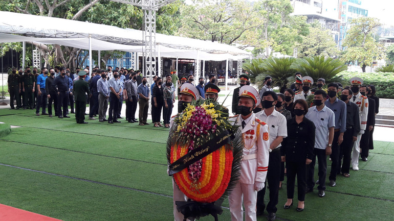 Đông đảo nhân dân đến viếng nguyên Tổng Bí thư Lê Khả phiêu sáng 15-8. Đông đảo cán bộ, nhân dân viếng cố Tổng bí thư Lê Khả Phiêu -0