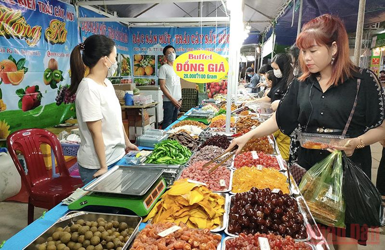 Khách tham quan, mua sắm tại các gian hàng sản phẩm OCOP. Kết nối sản phẩm OCOP vùng đồng bằng sông Cửu Long -0