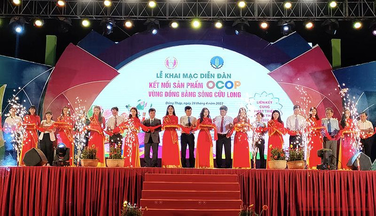 Nghi thức cắt băng khai mạc diễn đàn. Kết nối sản phẩm OCOP vùng đồng bằng sông Cửu Long -0