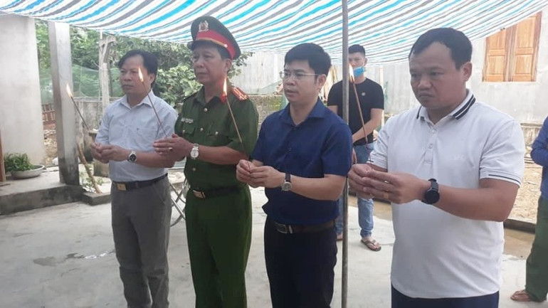 Lãnh đạo huyện Thanh Chương đến thắp hương cho các nạn nhân. Thăm hỏi gia đình nạn nhân vụ tai nạn ở cầu treo qua sông Giăng -0