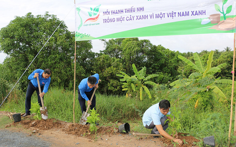 Trồng hoa góp phần làm đẹp các tuyến đường nông thôn ở Tháp Mười. Khát vọng xây dựng nông thôn mới nâng cao ở Tháp Mười -0