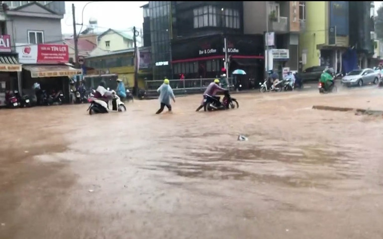 Nhiều tuyến đường bị ngập khiến người dân đi lại gặp khó khăn. Nhiều nơi tại Đà Lạt ngập sâu sau trận mưa lớn -0