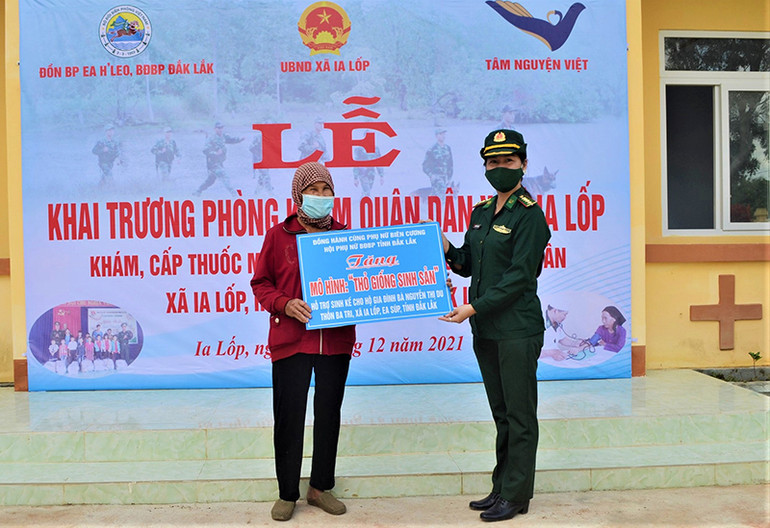 Đại diện Hội Phụ nữ Bộ đội Biên phòng tỉnh Đắk Lắk trao hỗ trợ sinh kế cho phụ nữ có hoàn cảnh đặc biệt khó khăn xã Ia Lốp. (Ảnh: Ngọc Lân) Khai trương Phòng khám Quân-dân y tại xã biên giới Ia Lốp -0