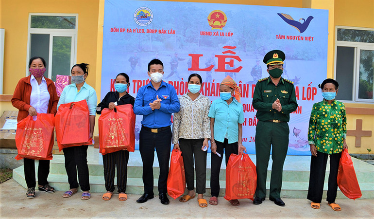 Đại diện lãnh đạo Bộ Chỉ huy Bộ đội Biên phòng tỉnh Đắk Lắk và Tỉnh Đoàn trao tặng quà cho các hộ gia đình có hoàn cảnh đặc biệt khó khăn xã Ia Lốp. (Ảnh: Ngọc Lân) Khai trương Phòng khám Quân-dân y tại xã biên giới Ia Lốp -0