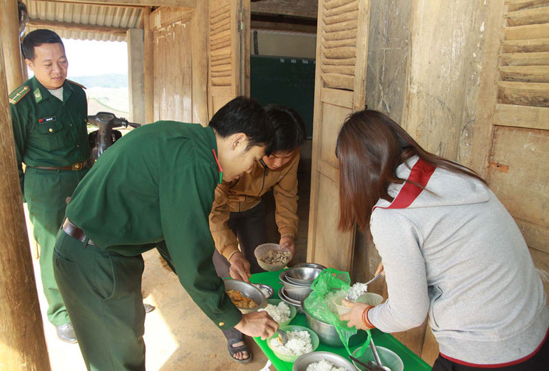 Chuyện học Bác của những người lính quân hàm xanh -0