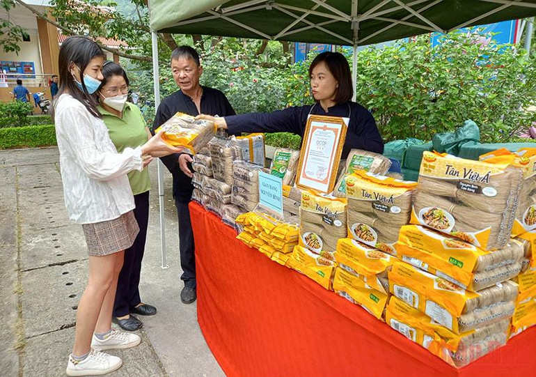 Gian hàng giới thiệu sản phẩm miến Cao Bằng. Khai mạc Chương trình du lịch về nguồn tại Pác Bó -0