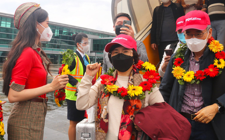 Đoàn khách quốc tế đầu tiên tới Phú Quốc hồi tháng 11/2021 sau gần 2 năm đóng cửa vì Covid-19. (Ảnh: BND) Điều gì khiến Phú Quốc hấp dẫn giới tỷ phú Ấn Độ để tổ chức đám cưới xa xỉ? -0