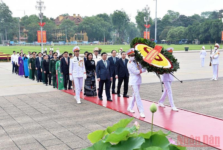 Đoàn đại biểu Thành ủy, Hội đồng nhân dân, Ủy ban nhân dân Thành phố Hà Nội vào Lăng viếng Chủ tịch Hồ Chí Minh. Lãnh đạo Đảng, Nhà nước vào Lăng viếng Chủ tịch Hồ Chí Minh -3