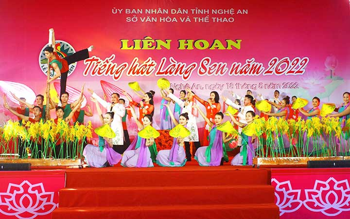 Một tiết mục biểu diễn tại Liên hoan Tiếng hát làng Sen năm 2022. (Ảnh: TTXVN) Nghệ An, dấu ấn hành trình đổi mới -0