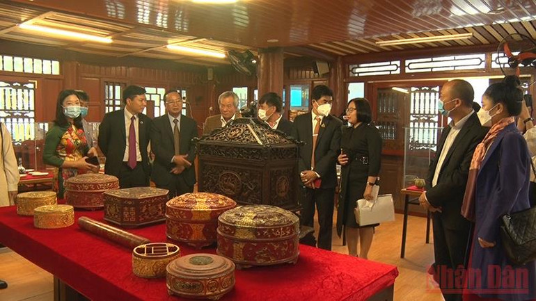 Ninh Bình: Trưng bày nhiều cổ vật quý hiếm có giá trị lịch sử, văn hoá đặc sắc -0