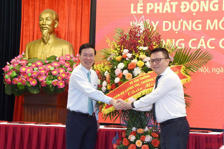 Nhân dịp kỷ niệm 97 năm Ngày Báo chí cách mạng Việt Nam, thay mặt lãnh đạo Đảng, Nhà nước, Thường trực Ban Bí thư Võ Văn Thưởng tặng hoa chúc mừng những người làm báo cả nước. Tổng Biên tập Báo Nhân Dân, Chủ tịch Hội Nhà báo Việt Nam Lê Quốc Minh đã thay mặt những người làm báo cả nước nhận lẵng hoa chúc mừng. (Ảnh: TRẦN HẢI) Phát động phong trào thi đua “Xây dựng môi trường văn hóa trong các cơ quan báo chí” -0