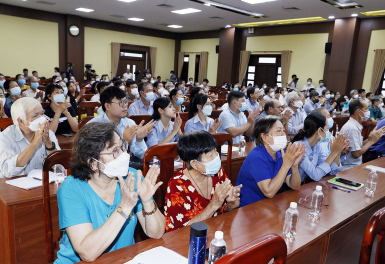 Các cử tri tham dự buổi tiếp xúc. Hình ảnh Chủ tịch nước tiếp xúc cử tri quận 1, Thành phố Hồ Chí Minh -0