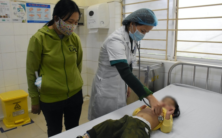 Nhiệt độ xuống thấp đột ngột, nhiều ca bệnh nhi nhập viện -0