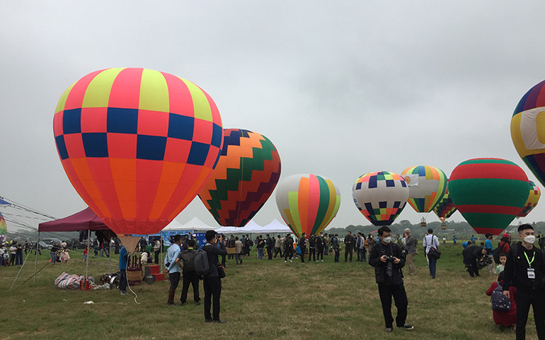 Người Hà Nội háo hức trải nghiệm với khinh khí cầu -0