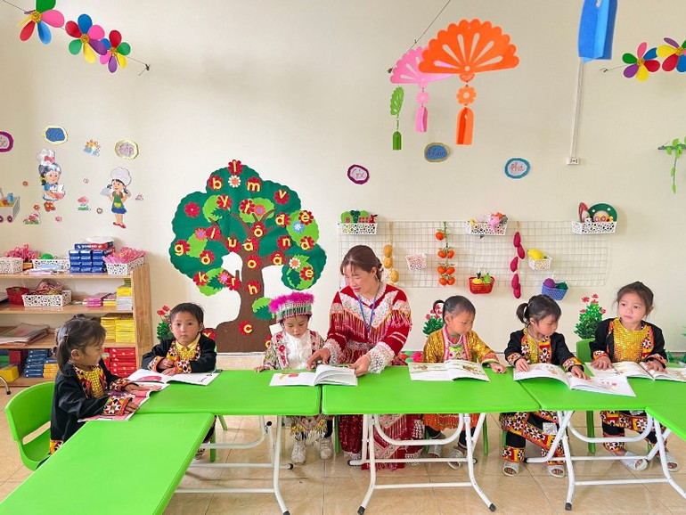 Giáo viên và các học sinh mầm non tại điểm trường Tìa Sính thuộc Trường mầm non Lũng Chinh. Quỹ Toyota Việt Nam hỗ trợ xây dựng điểm trường ở Hà Giang -0