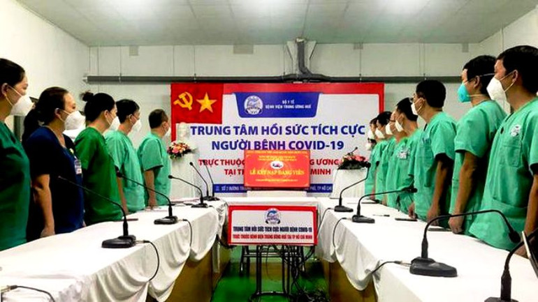 Buổi lễ kết nạp Đảng viên mới được tổ chức đúng quy định của Đảng. Lễ kết nạp Đảng nơi tuyến đầu chống dịch -0