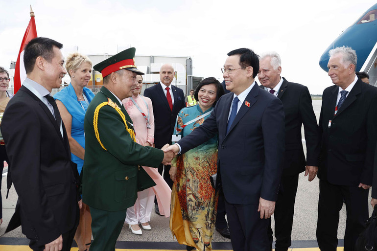 Chủ tịch Quốc hội Vương Đình Huệ thăm chính thức Hungary -0