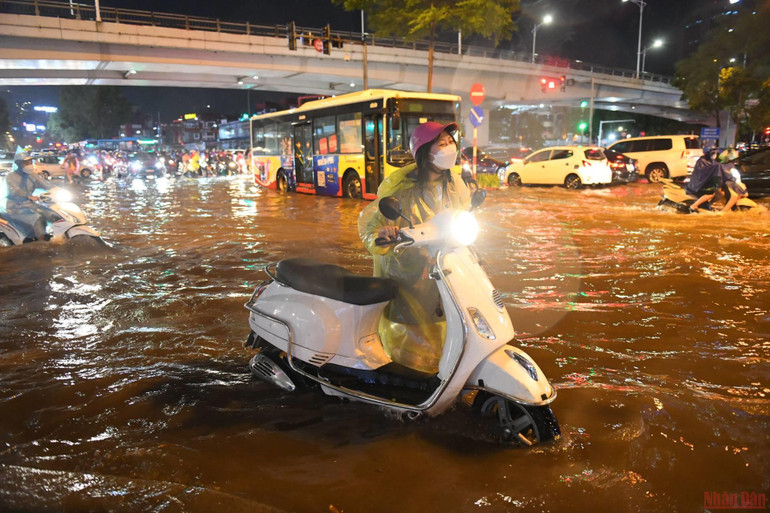 Hình ảnh nhiều tuyến phố ở Hà Nội ngập, ùn tắc do mưa lớn -2