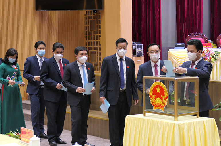Các đại biểu dự kỳ họp thứ nhất Hội đồng nhân dân tỉnh Hà Giang khóa 18 bầu chức danh Chủ tịch Hội đồng nhân dân tỉnh. Hà Giang bầu các chức danh chủ chốt Hội đồng nhân dân và Ủy ban nhân dân -0