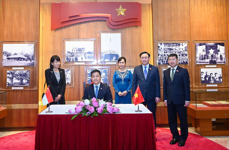 Chủ tịch Quốc hội Vương Đình Huệ đón, hội đàm với Chủ tịch Quốc hội Singapore Tan Chuan-Jin -2