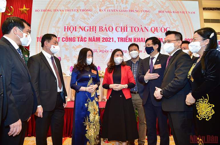 Các đại biểu trao đổi tại Hội nghị báo chí toàn quốc tổng kết năm 2021, triển khai nhiệm vụ năm 2022. (Ảnh: Thành Đạt) Hội nghị báo chí toàn quốc tổng kết năm 2021, triển khai nhiệm vụ năm 2022. -0