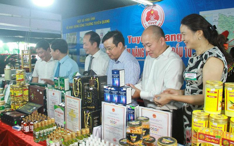 Hơn 200 doanh nghiệp tham dự Hội chợ thương mại Festival Huế 2022 -0