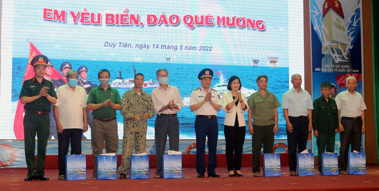 Ban tổ chức cuộc thi Em yêu biển đảo quê hương tặng quà cho các thương bệnh binh thị xã Duy Tiên. Cuộc thi “Em yêu biển, đảo quê hương” xây dựng lòng yêu quê hương -0