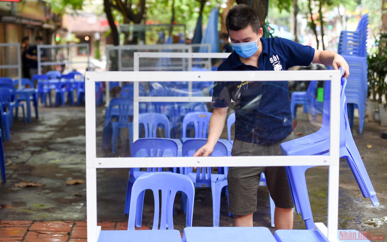Hàng quán Hà Nội dựng vách ngăn phòng Covid-19 -0