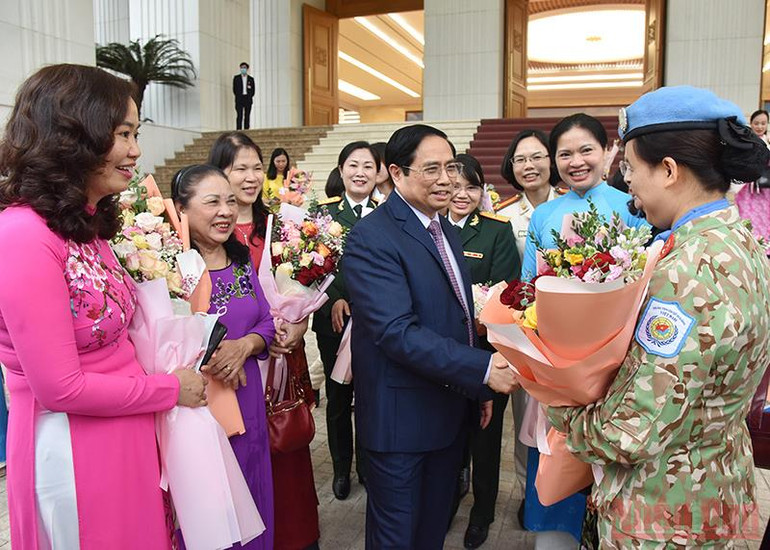 Thủ tướng Phạm Minh Chính gặp mặt các đại biểu phụ nữ tiêu biểu -0