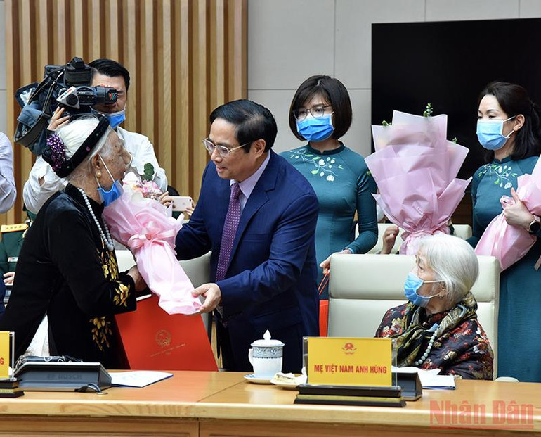 Thủ tướng Phạm Minh Chính gặp mặt các đại biểu phụ nữ tiêu biểu -0