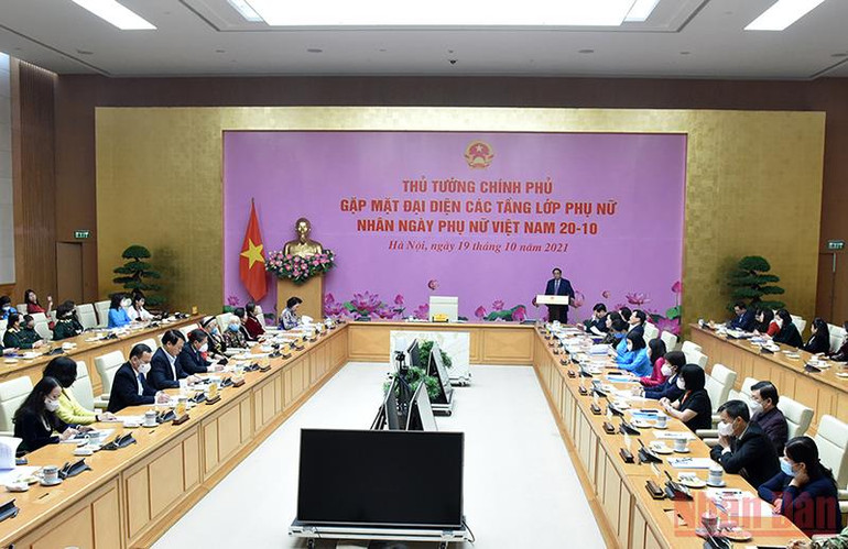Thủ tướng Phạm Minh Chính gặp mặt các đại biểu phụ nữ tiêu biểu -0