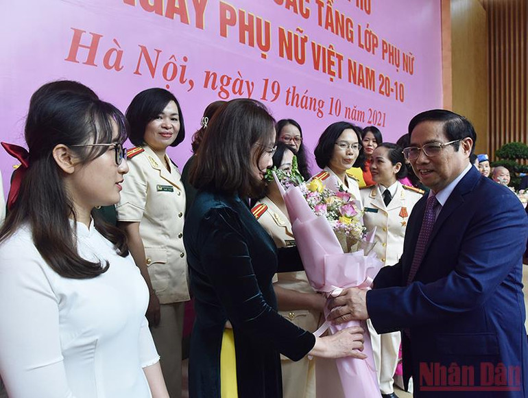 Thủ tướng Phạm Minh Chính gặp mặt các đại biểu phụ nữ tiêu biểu -0
