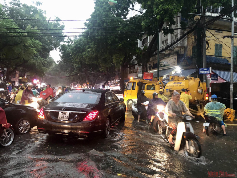 Ngập sâu, ùn tắc giao thông sau trận mưa lớn tại Hà Nội -7