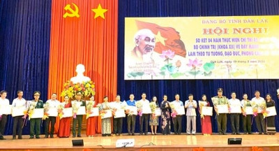 Hà Nội, Đắk Lắk khen thưởng tổ chức đảng và đảng viên tiêu biểu ảnh 2 Hà Nội, Đắk Lắk khen thưởng tổ chức đảng và đảng viên tiêu biểu ảnh 2