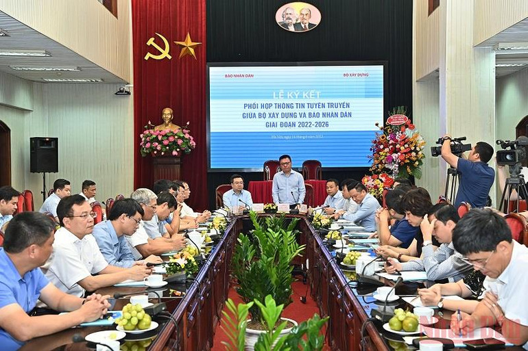 Quang cảnh buổi lễ ký kết. (Ảnh: ĐĂNG KHOA) Tăng cường hợp tác thông tin tuyên truyền giữa Báo Nhân Dân và Bộ Xây dựng -0