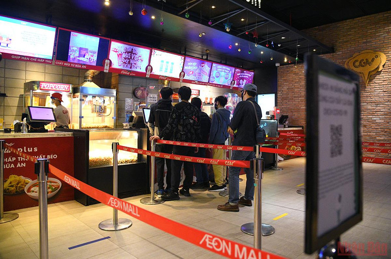 Rạp chiếu phim ở Hà Nội ngày đầu mở cửa trở lại, lượng người đến xem khá vắng -0