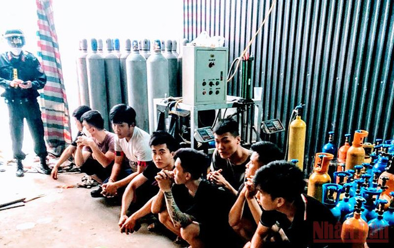 Cơ sở sang chiết khí cười trái phép bị phát hiện cùng một số thanh niên làm việc tại cơ sở. Hải Phòng phát hiện, thu giữ hàng nghìn bình khí cười -0