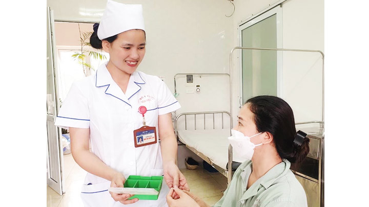 Kiểm tra sức khỏe cho nhân dân ở tuyến cơ sở. Ảnh: HẢI ANH Để cán bộ ngành y tế gắn bó với nghề -0