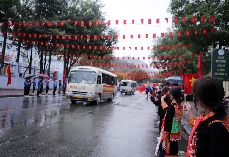 Tặng hoa chúc mừng và đưa tiễn tân binh trong ngày nhập ngũ. a3.jpg -0
