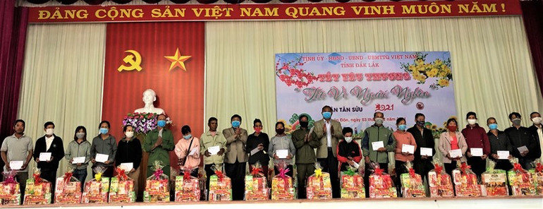 Các hộ gia đình chính sách và hộ nghèo ở huyện Buôn Đôn nhận quà Tết của Tỉnh ủy Đắk Lắk. Trao quà Tết tặng đối tượng chính sách, người nghèo dân tộc thiểu số ở Đắk Lắk -0