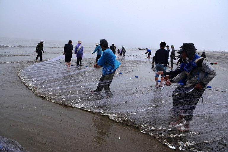 Ngư dân đi lùi “kéo” mặt trời lên -0