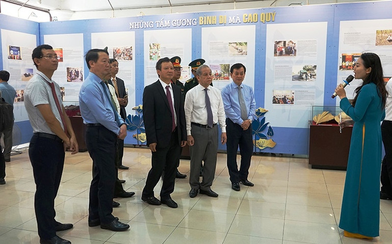 Các đại biểu tham quan trưng bày triển lãm. Triển lãm “Những tấm gương bình dị mà cao quý” tại Thừa Thiên Huế -0