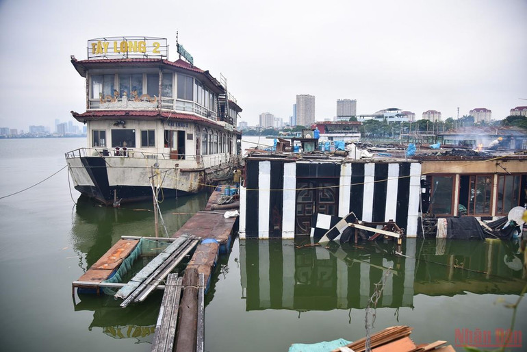 Du thuyền, nhà hàng nổi hoang phế nhiều năm ở hồ Tây được tháo dỡ -0