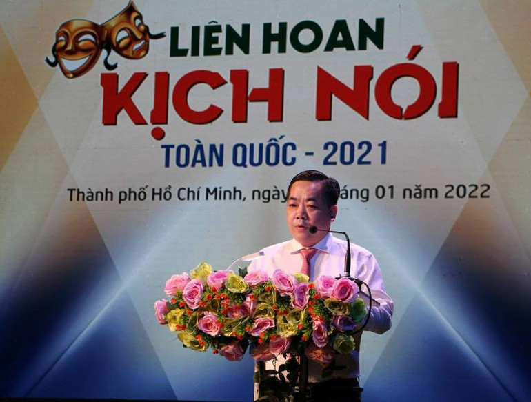 Ông Trần Hướng Dương, Phó Cục trưởng Cục Nghệ thuật biểu diễn phát biểu tại buổi lễ. Khai mạc Liên hoan Kịch nói toàn quốc-2021 tại TP Hồ Chí Minh -0