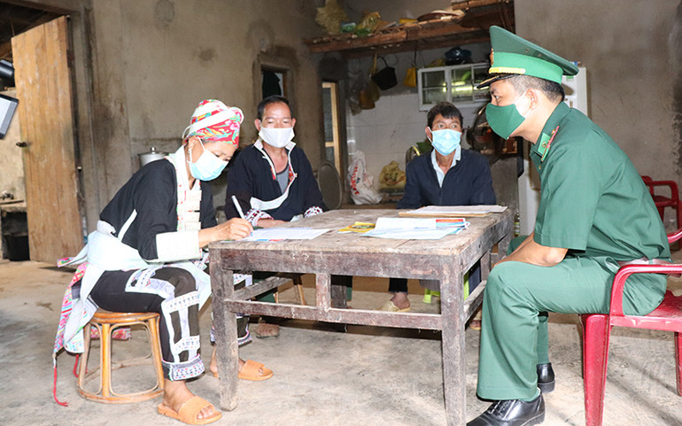 Vận động người dân vùng biên giới tham gia phòng, chống dịch Covid-19 và ngăn chặn xuất nhập cảnh trái phép -0