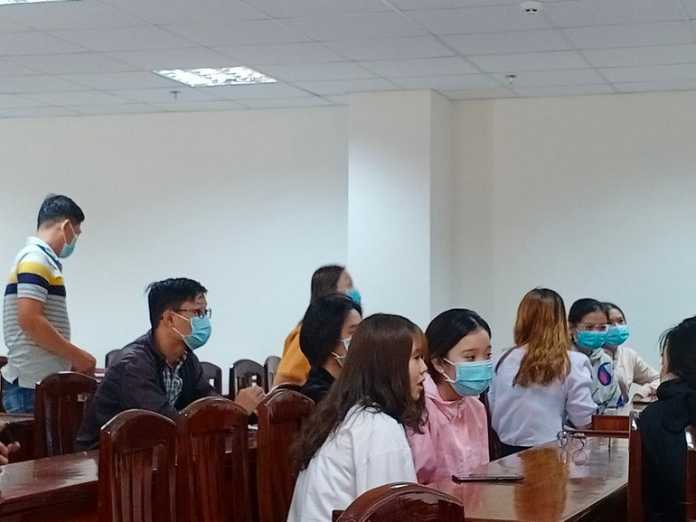 Các học viên trao đổi về những bức xúc của mình trước khi trình bày với lãnh đạo Sở Giáo dục và Đào tạo tỉnh Tiền Giang. Vụ Trung tâm ngoại ngữ SAS nợ học phí: Học viên tiếp tục chờ -0