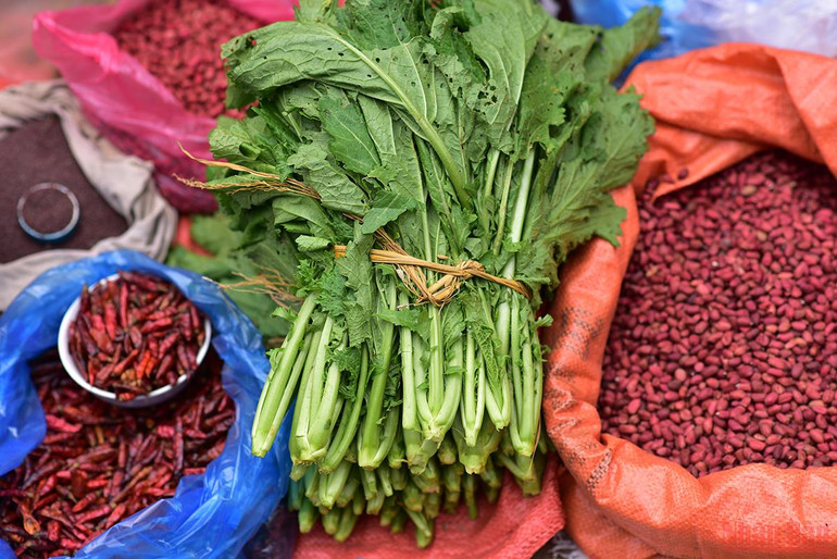 Độc đáo cảnh mẹ địu con đi chợ phiên Bắc Hà ngày giáp Tết -0